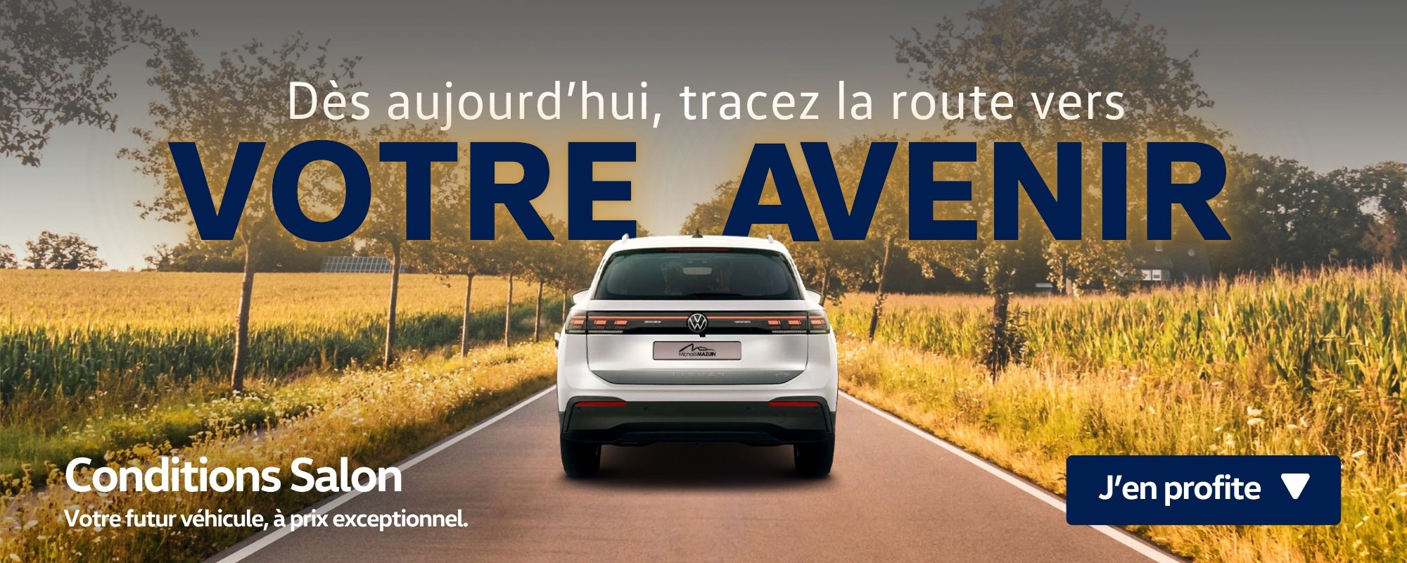 Voiture Volkswagen roulant sur une route de campagne. Texte : 'Dès aujourd'hui, tracez la route vers votre avenir. Conditions Salon : votre futur véhicule à prix exceptionnel.' Bouton : 'J'en profite'. Idéal pour trouver une Volkswagen à prix avantageux lors des offres spéciales du salon automobile.